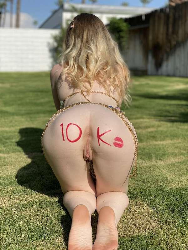 Grats to @scarlettepanda on 100k followers on Fetlife. All h..