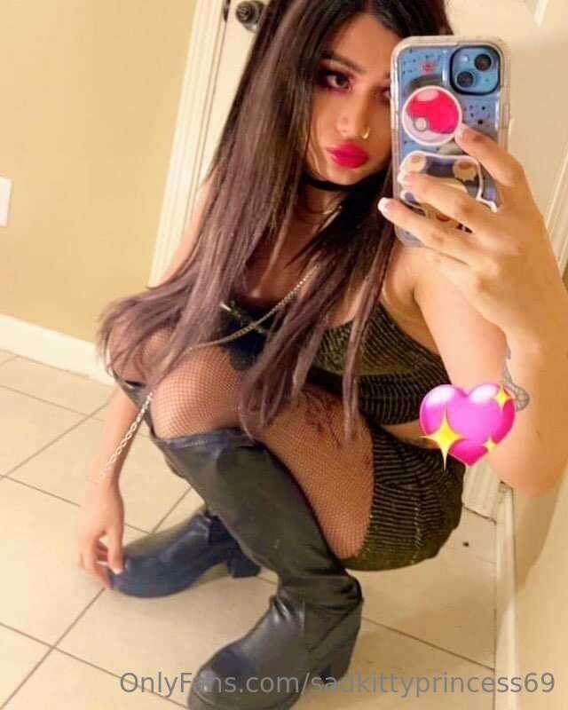 Darkness hides beauty. Light reveals it. 😈💕