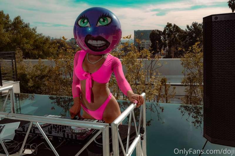 🎧👙🎧
