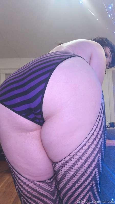 Monday bum day! My fat ass has completely bust open the back..