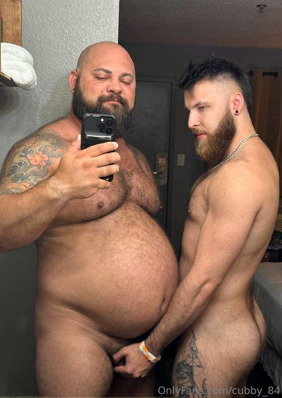 Who else loves body contrast and size difference?! 🥵 @daddyh..
