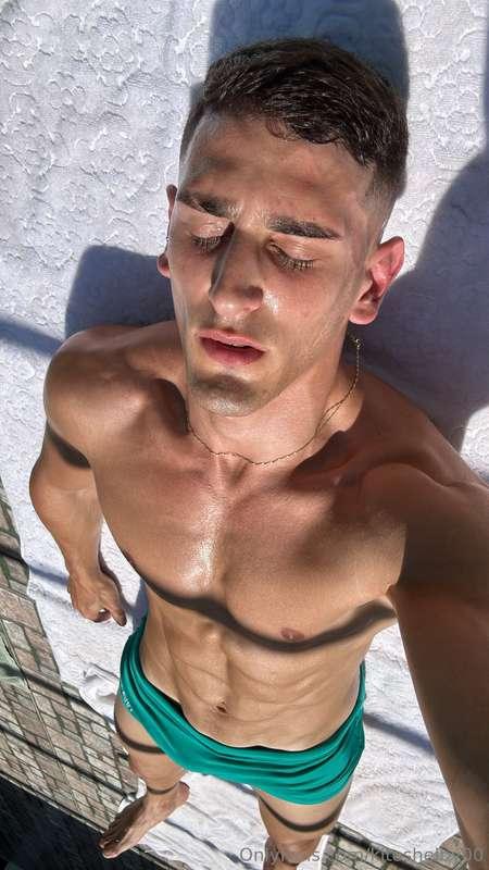 Sunny day with...🦶👀
Día de sol con…🦶👀