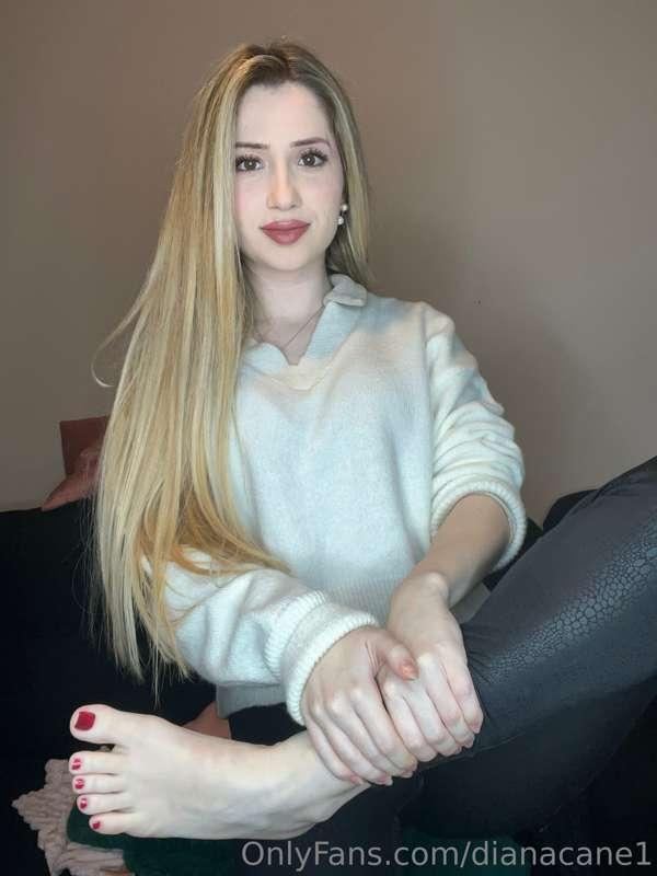 Wanna suck 👅 my toes and then kiss  💋 my lips?😏

💖like for m..