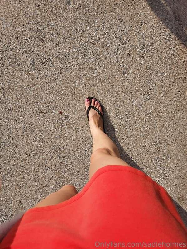 You'd do anything for these sandy feet 👣 won't you? 😏