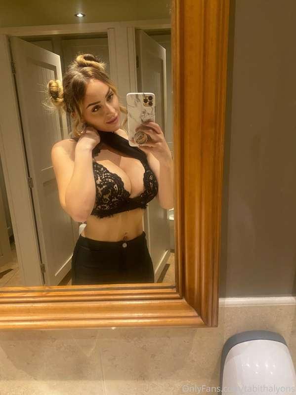 Public cloackroom + Gin = flashing Tabby 🙊