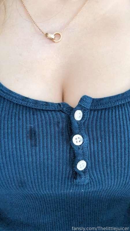 去试衣间出来，胸上多了这片水渍，是不是有点明显🙄🙄🙄After coming out of the fitting room, there's a wet spot on your chest. Is it a bit obvious? #fyp #dailylife #asian #squirt #thelittlejuicer #小水水