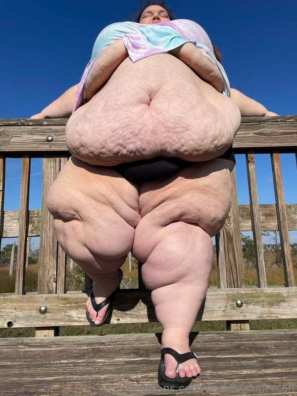 Sunshine and bare belly.. ☀️🌴