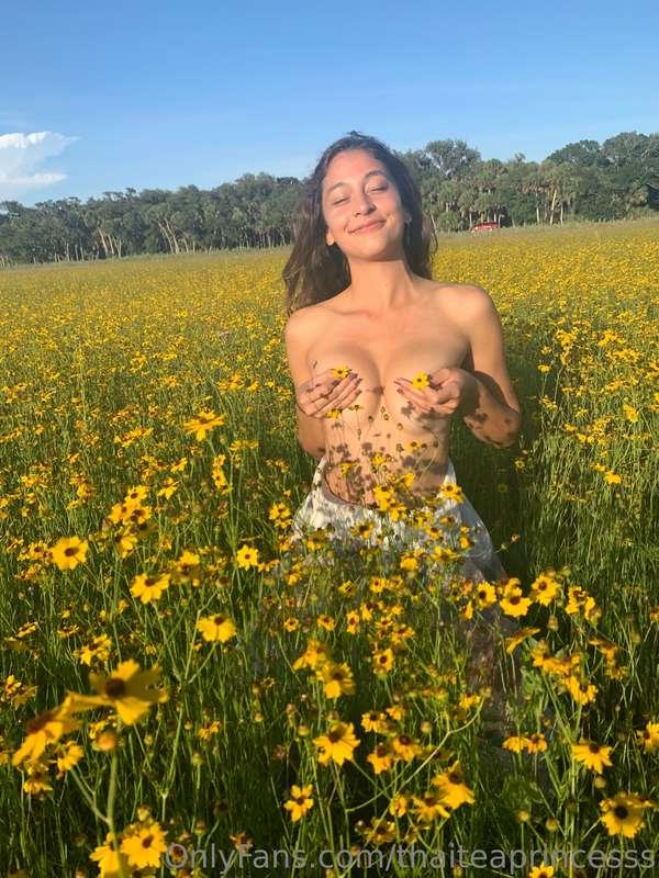 I hope this brightens your day just a little bit 🌼🌞