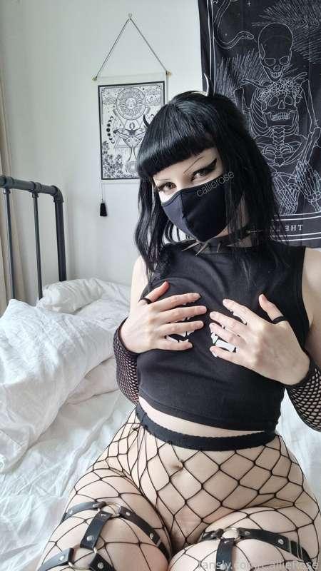 hi ♡ wanna see underneath? ;p

#fyp #goth #alt #pale 
