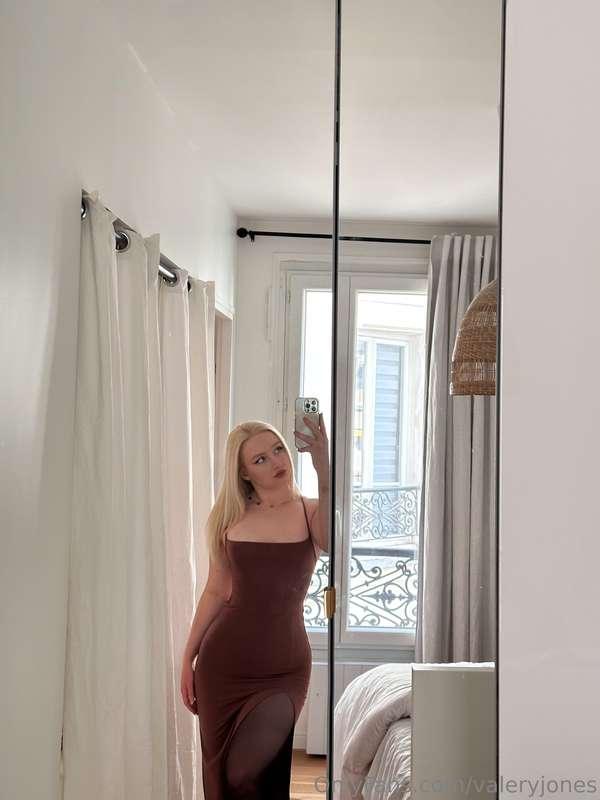 Tonight feels like candles, wine, and nothing but dress 🥂🖤 I..