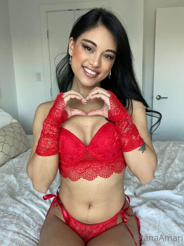 Happy Valentine's!! This lingerie set is soooo cute, don't y..