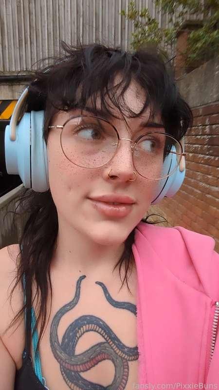 Just thinking about wrapping my new lips round some cock

#fyp #bimbo #biglips #glasses #egirl #pierced #altgirl #tattoos #girlnextdoor
