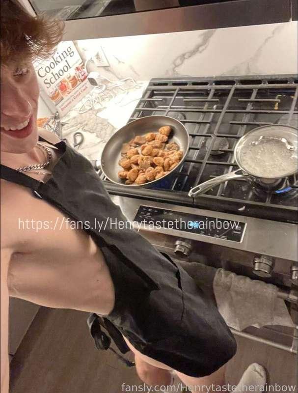 Sexy chef 🧑‍🍳 needs some help in the kitchen 