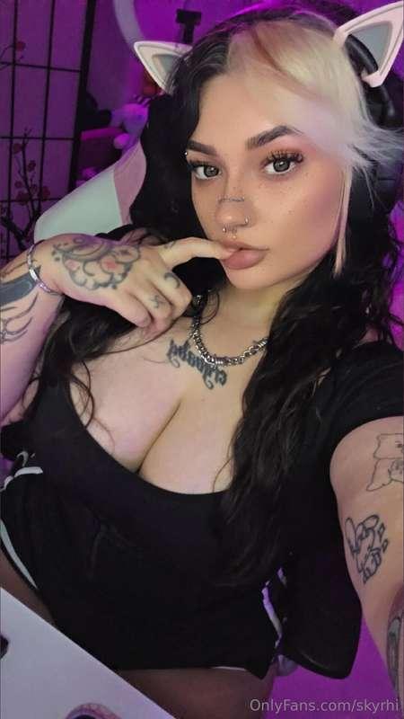 Need some company 💋