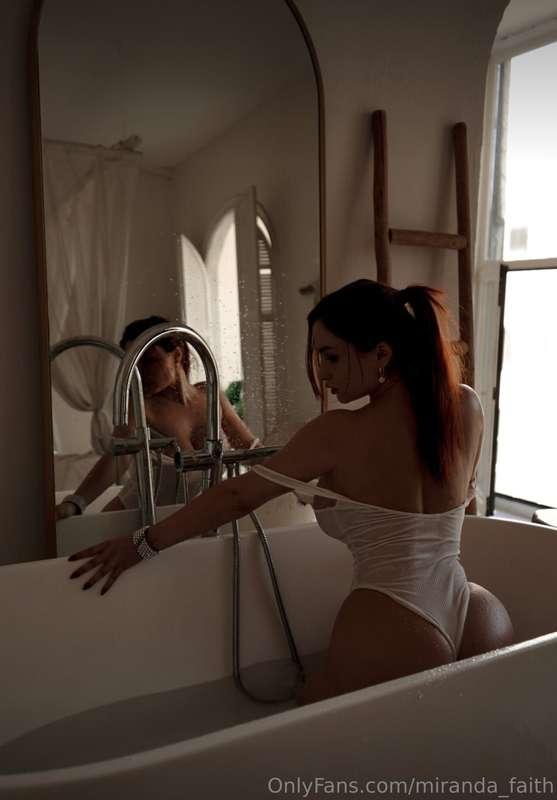 Every curve of my body is designed to make you look at me😈💋