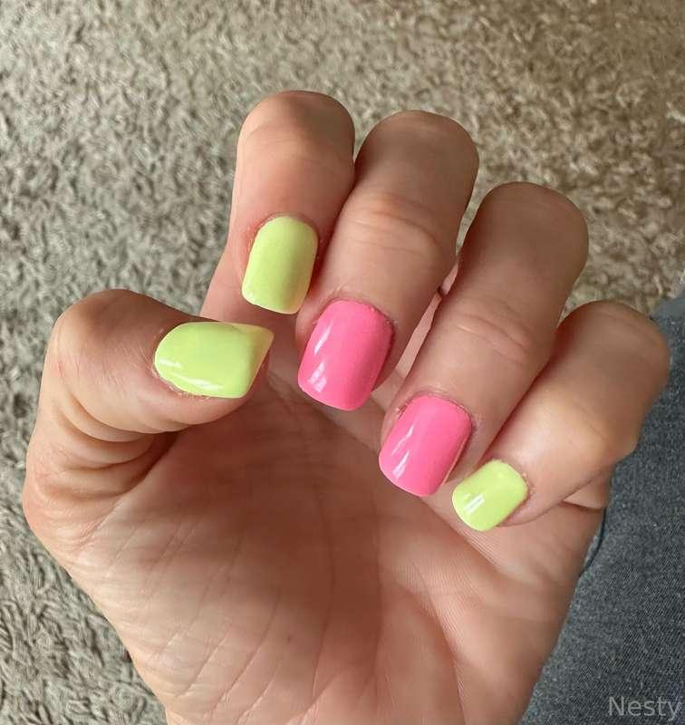 Glow-in-the-dark nails 😍