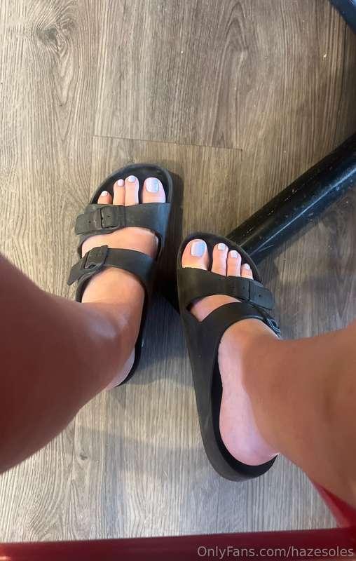 Out for breakfast, fresh toesies 💛