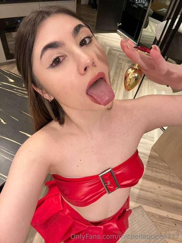 I love playing with butt toys so much😍😜