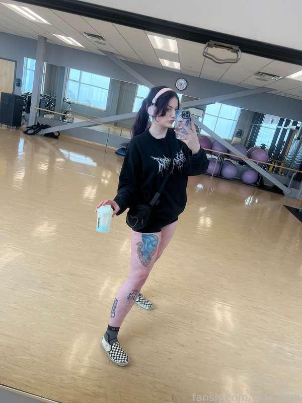 Look who finally got back to the gym today 👀

More muscle mommy content + my workout routine coming tomorrow 💖

#fyp #tall #tallgirl #musclemommy #fitness #gym #workout #muscles #musculargirl #legs #longlegs #thighs #tattoos #inked #ponytail #purplehair #alternative #altgirl #goth #gothgirl