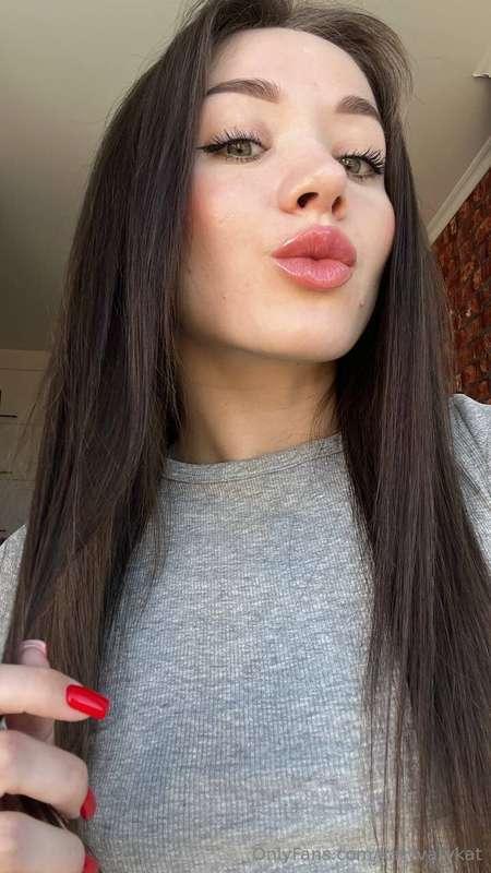 Come closer for a warm kiss 💋💋💋