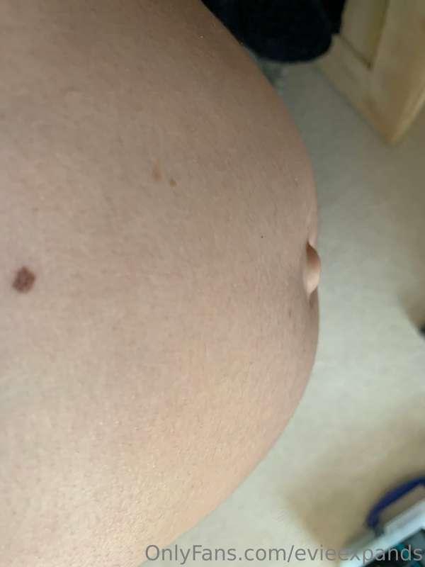 Such a rotund curve to my belly these days. And outie poppin..