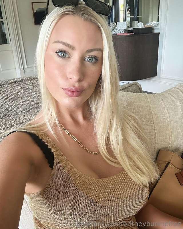 Golden shower 💦💦💦 check out my paid profile @britneybunnie