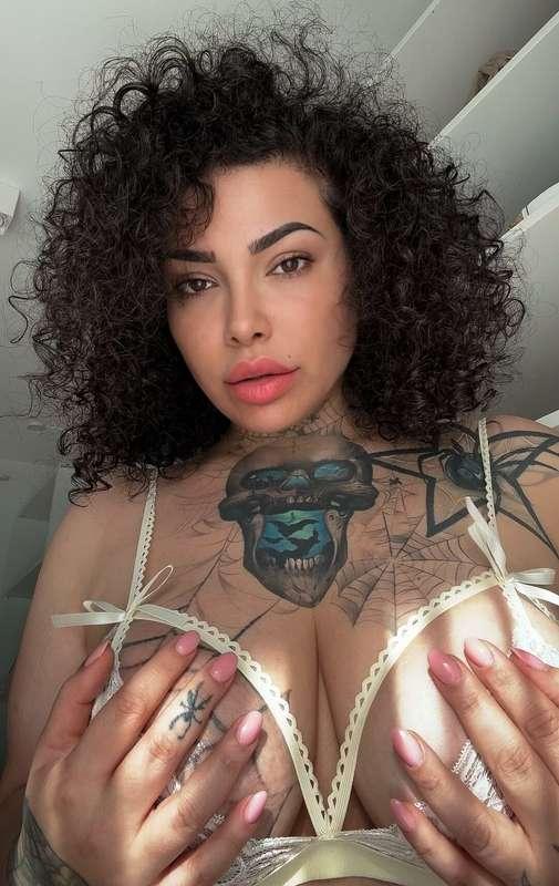 Can u hold these for me?! 🍑🍑