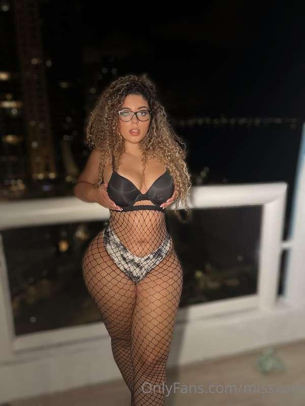 How do you guys feel about fishnets👀😋

*sending out another ..