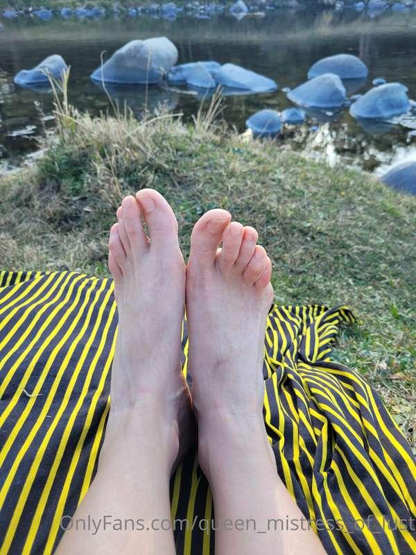 Relaxing on vacations 😎💖
My feet 👣 got hurt during trekking ..