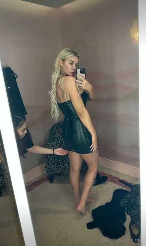 Let me dress up for you so you can strip me 🖤