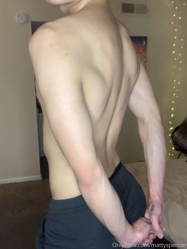 Back and legs day gotta show those gains🤙🏻😝