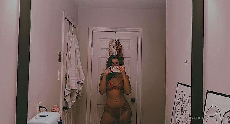 curvyyy 🥵👅 .