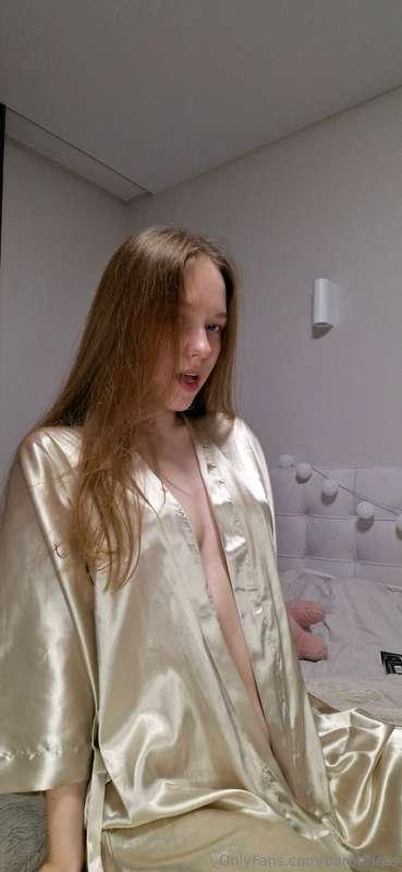 Do you like my robe?😏