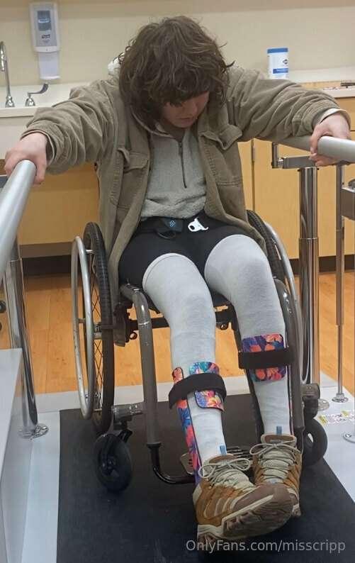 Got new AFO’s! They’re beautiful 😍 watch me stand up! I’m su..