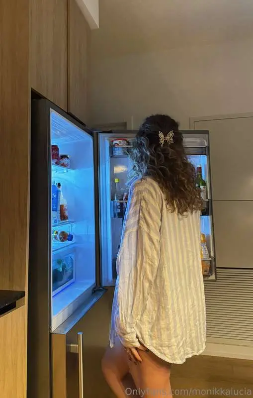 late night snack what are you picking? 🍑 or 🍒? hehe let me k..