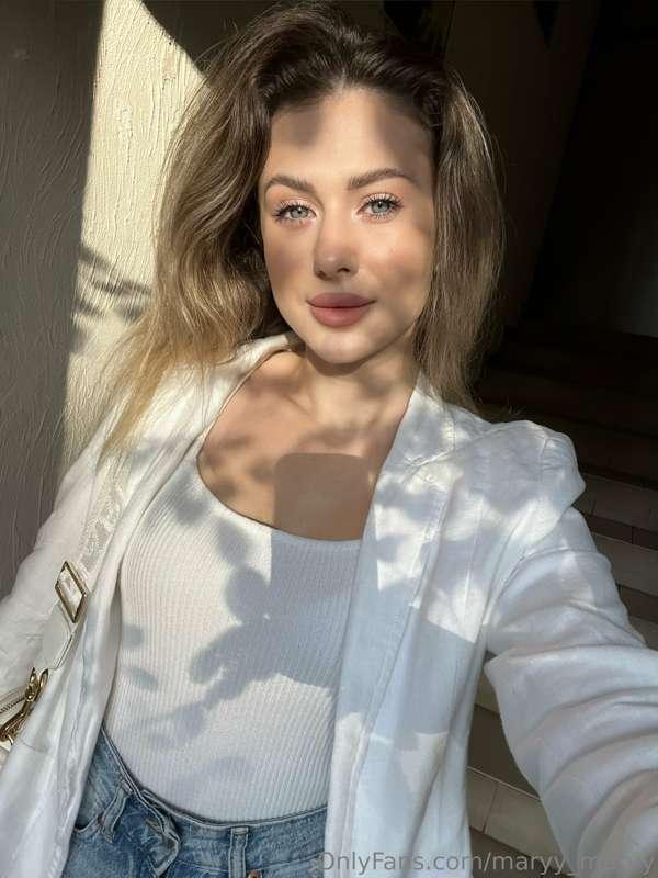 Flirting with the camera seems to come effortlessly to you, ..