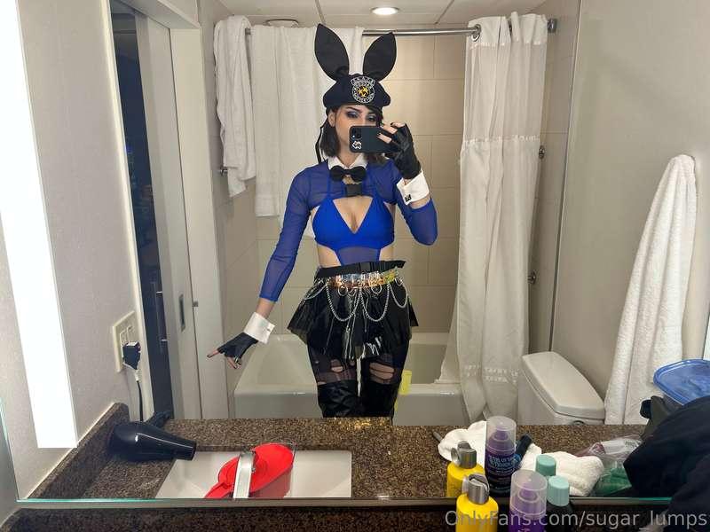 Dragoncon day 1 over!!   Fun rave bunny Jill outfit? Idk?! H..