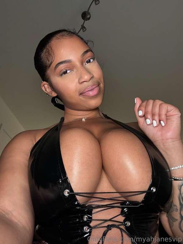 I promise I won’t bite… unless you want me to. 😘