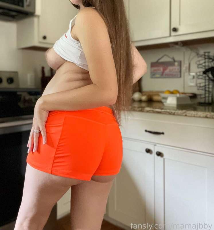 Pregnant hooters girl from the back🔥