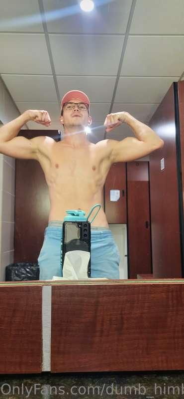 Post-gym flexxx (chest n back day)