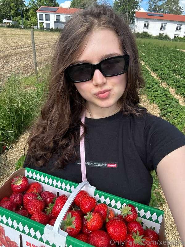 Sbírám tady pěkné narudlé jahůdky 🍓 Co kdybych ti ukázala ty..