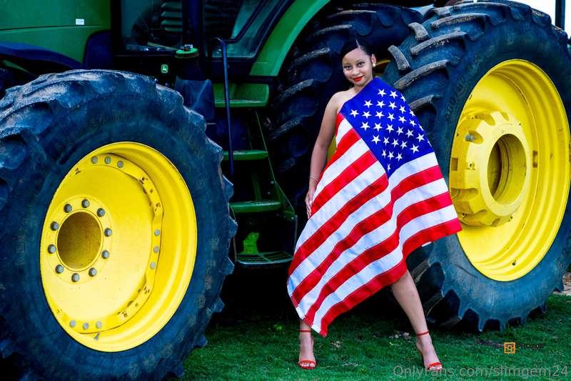 Born in the USA 🇺🇸  Happy 4th of July, Brit Brats!!🥰🤗