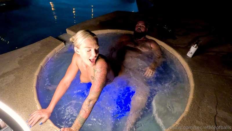 Hardcore Hot Tub Sex With @gracedeliah go give this hottie a..