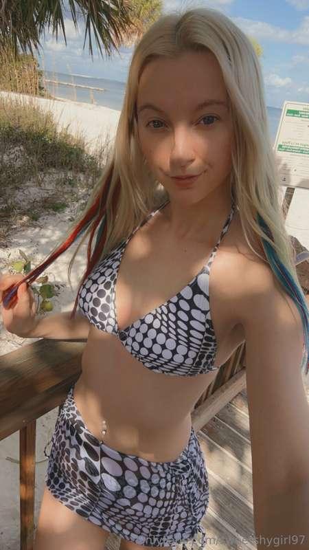Beach cutie worship time 😏😘