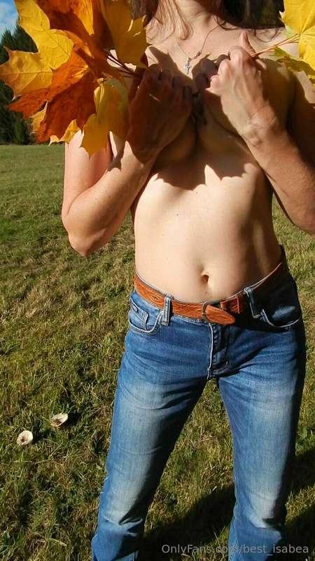 Autumn underboob