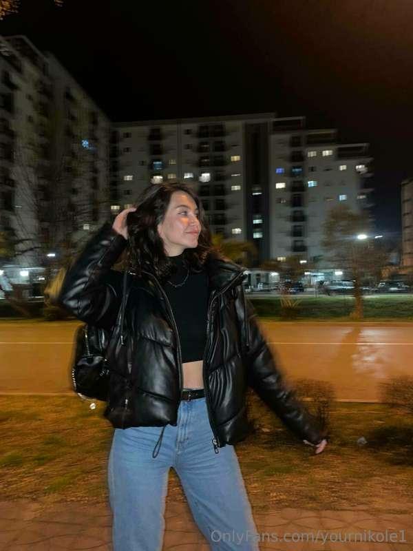 The colors of the city at night🌆 I've always loved walking a..