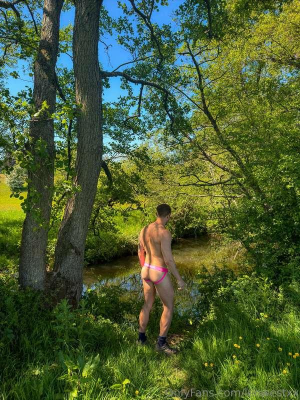 Another hike, another chance to get the buns out ☀️ 