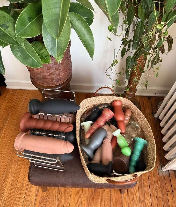 which toys should i put up my butt today?? 
(also a reminder that i do customs if there’s a certain one you want to see ♡)

#dildo #dildos #toys #sextoy #hugetoy #hugedildo #hankeystoy #sextoys #custom