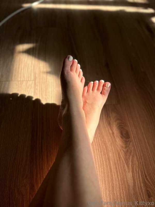 The sunshine makes my pretty feet even cuter 🤭💋