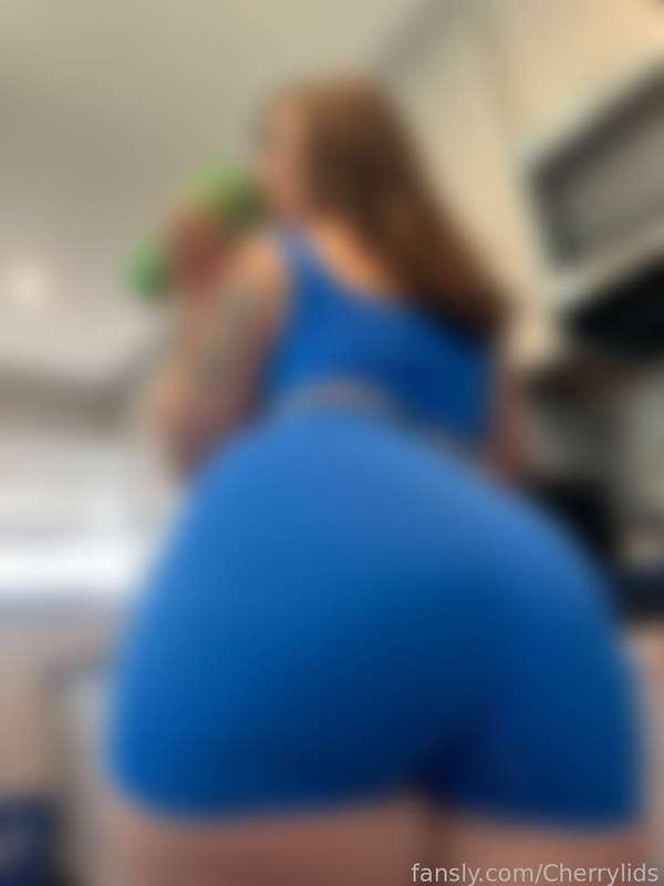 My leggings may be tight, but they're loose in all the right places, highlighting my curves and shaping my perfect ass 🍑💦

#mommy #milf  #pawg #bubblebutt #fitness #butt #feet #ass #leggings #sport